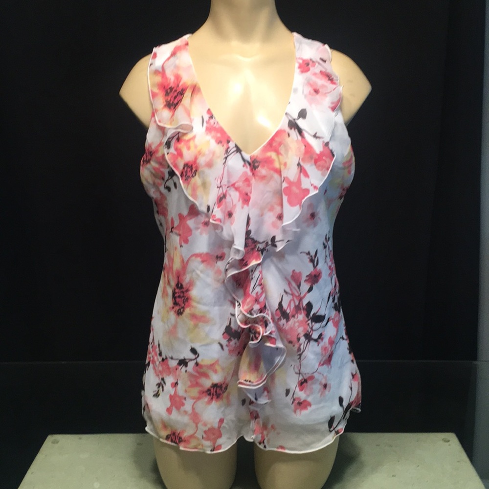 🎀 3 for 20 Floral blouse with lace back